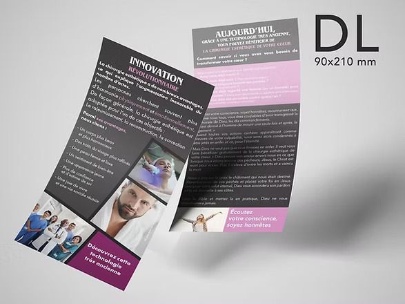 Un dépliant dl flotte dans les airs sur une surface blanche.