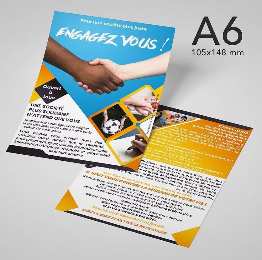 Un dépliant A6 avec deux personnes se serrant la main dessus