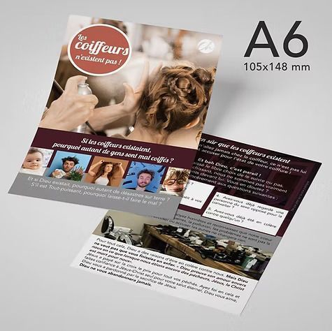 Quelques flyers posés l'un sur l'autre sur une table.