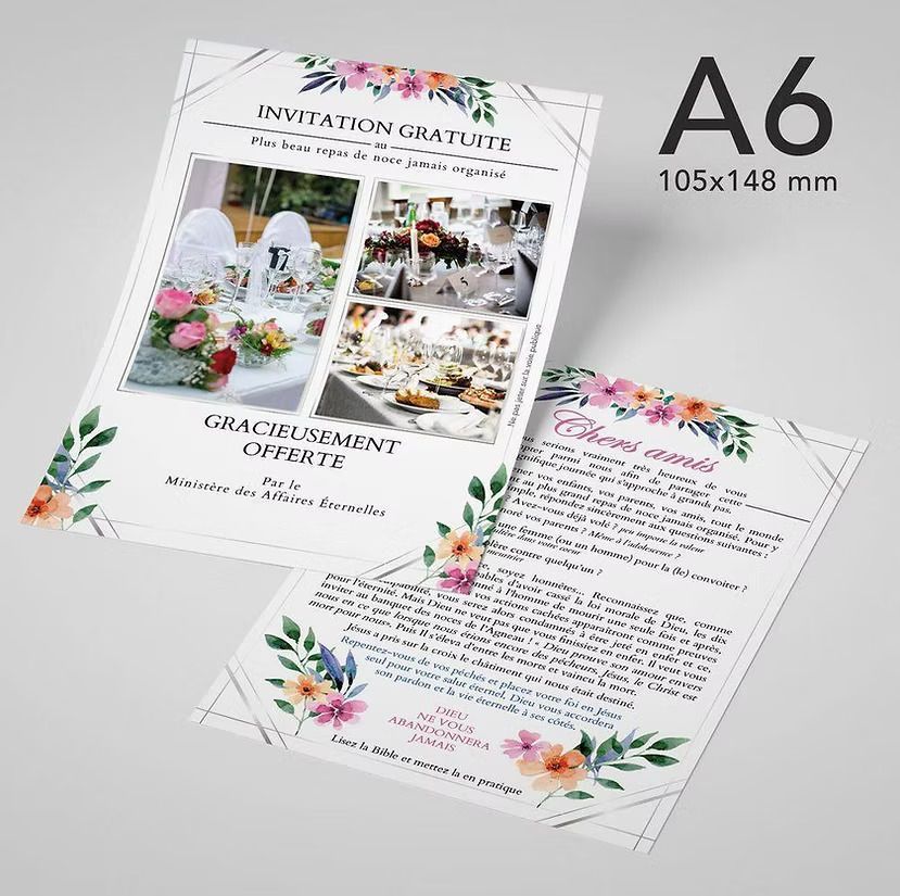 Deux dépliants avec des fleurs dessus sont posés l'un sur l'autre sur une table.