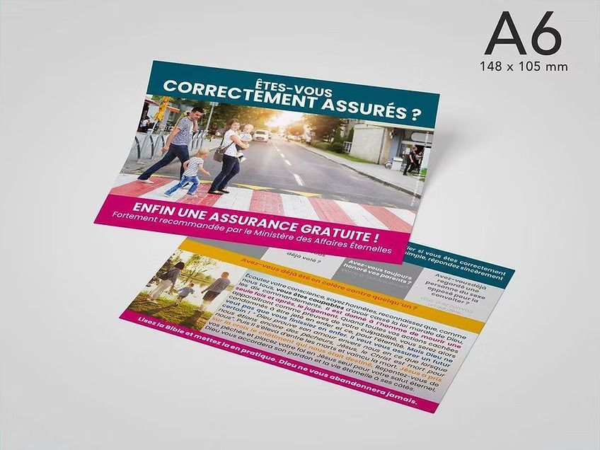 Quelques flyers posés l'un sur l'autre sur une table.