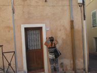 Un homme est assis à une table et lit une Bible.
