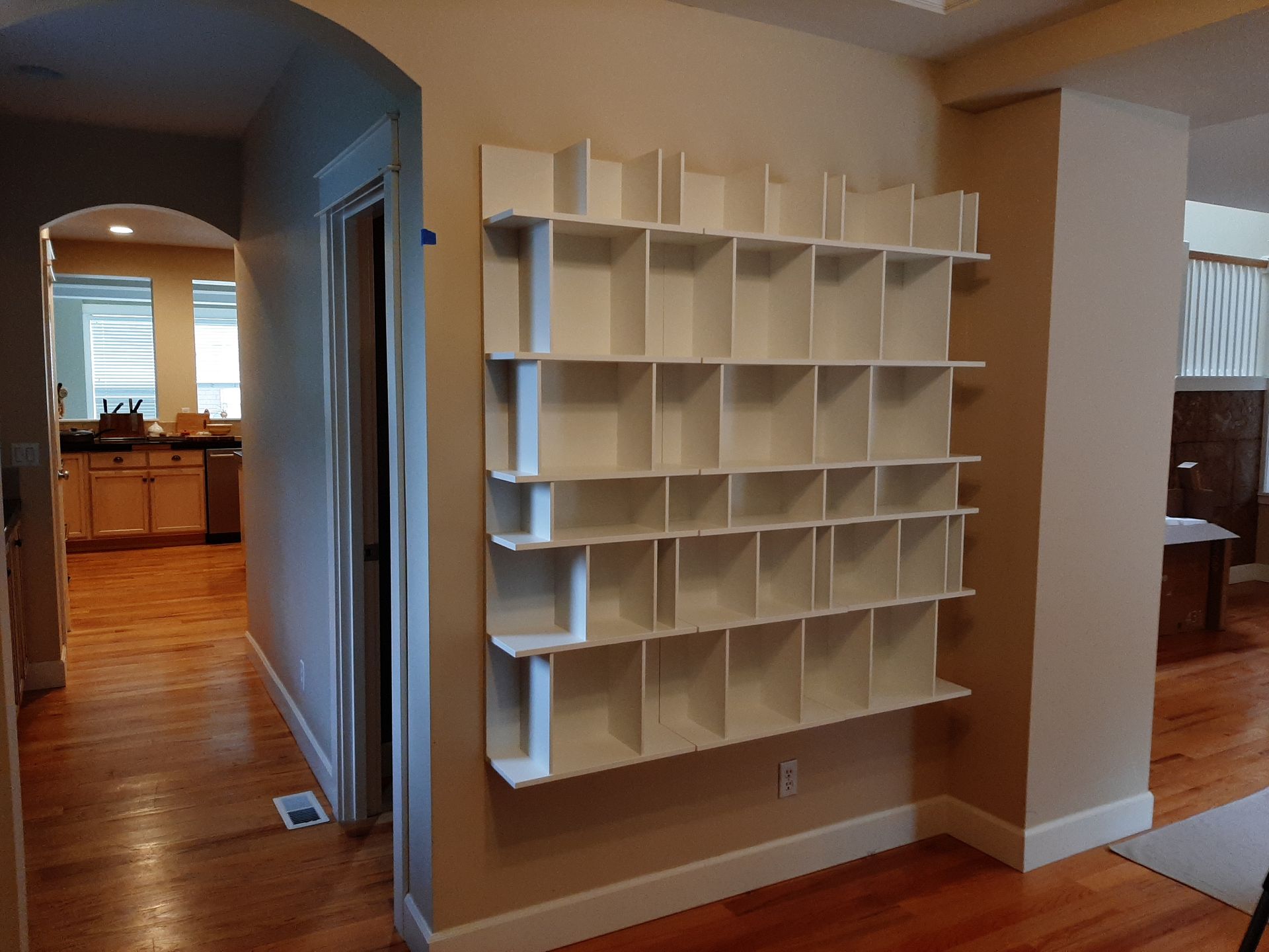 A hallway with a shelf in the middle of it