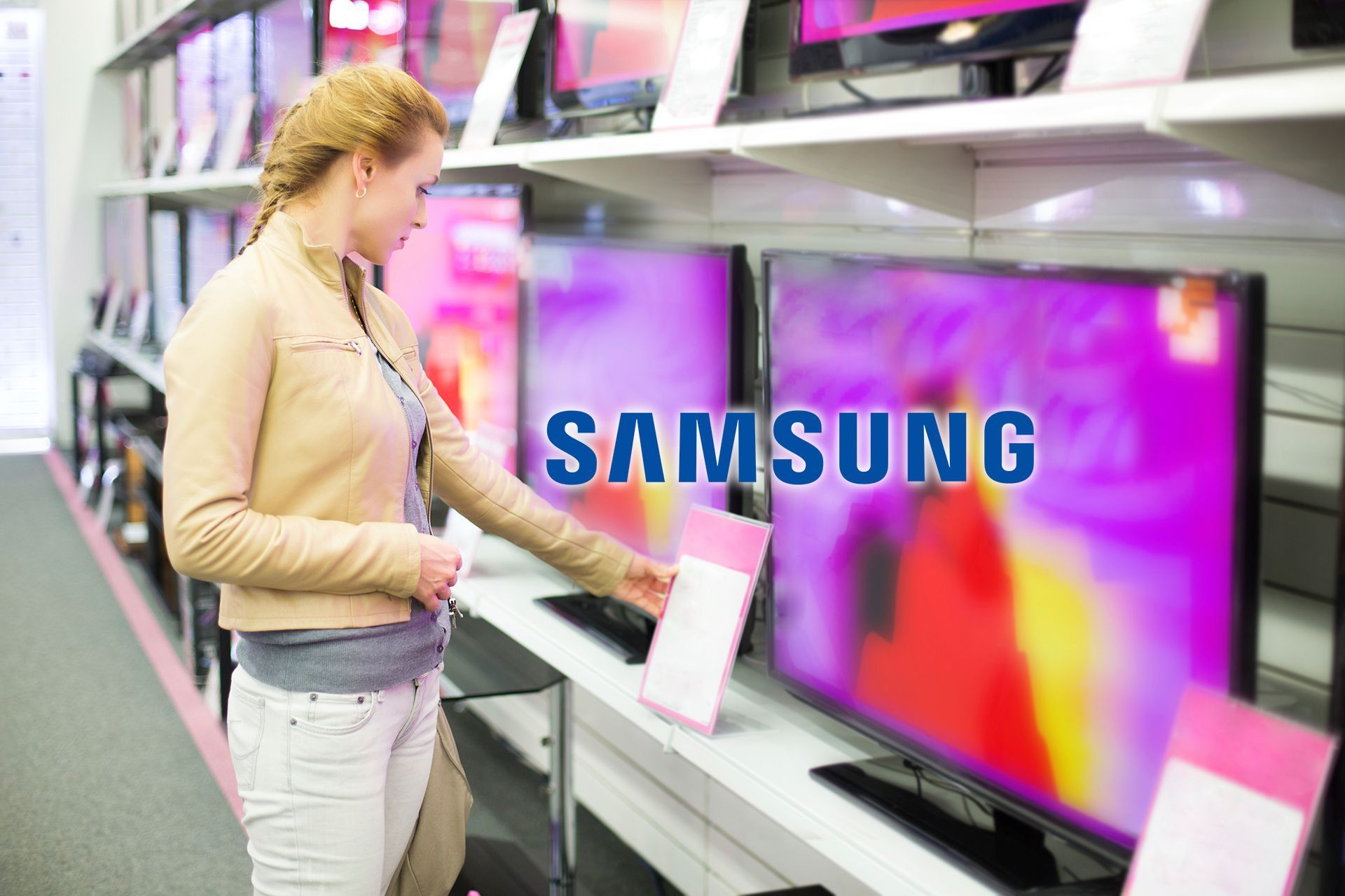 Una mujer está mirando un televisor Samsung en una tienda.