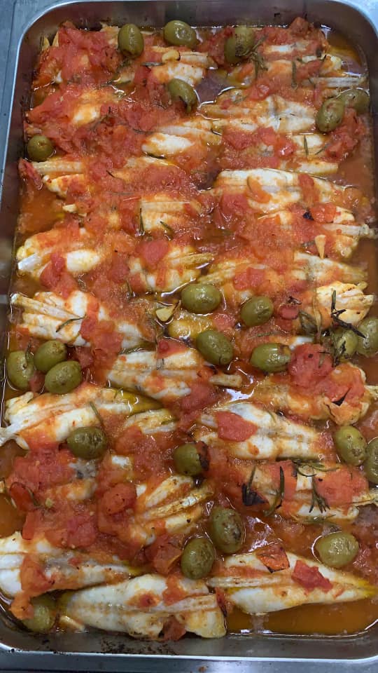 teglia con pesce, pomodoro e olive