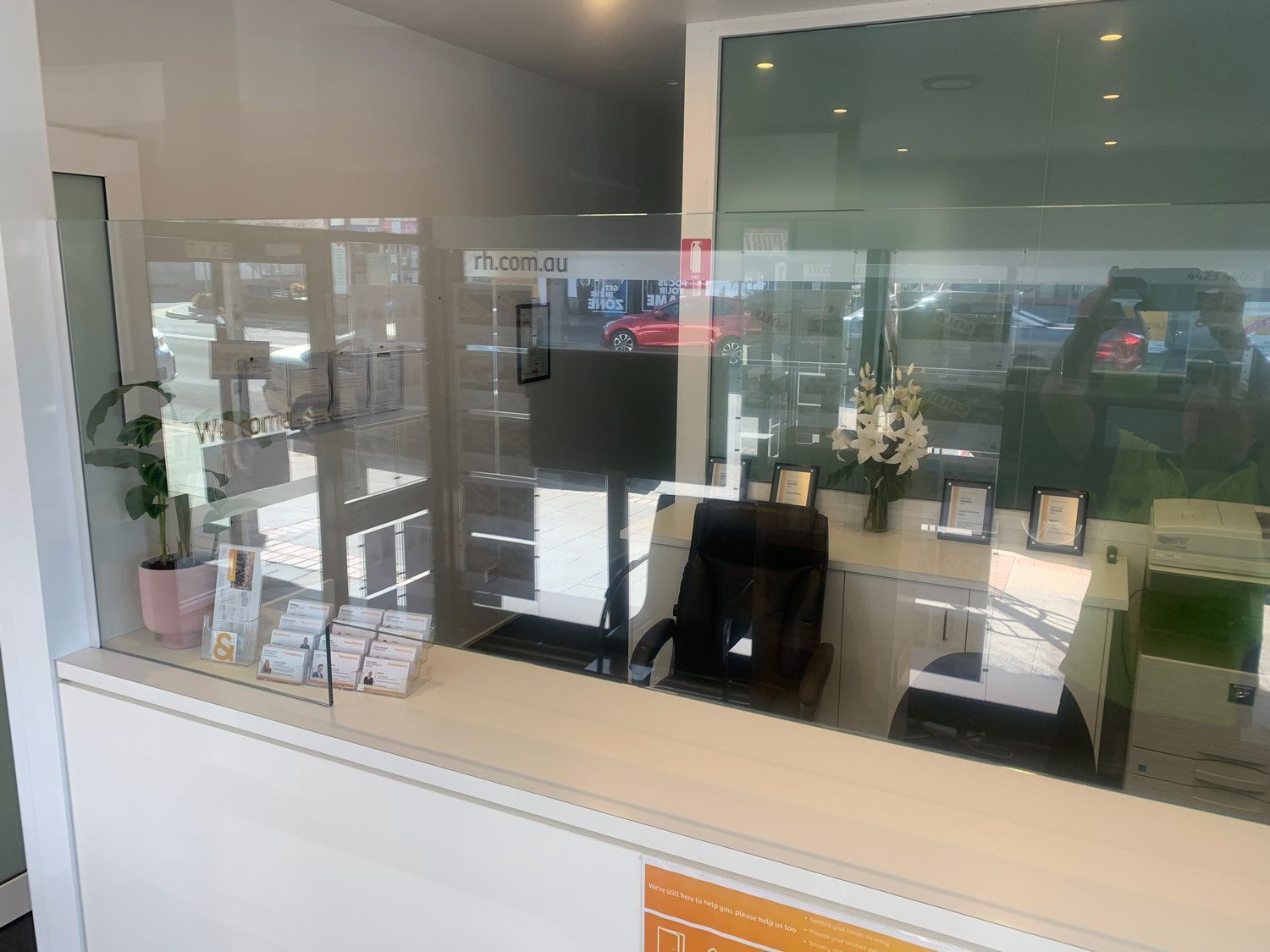 A Counter with a Glass Partition and Long Cut — South Coast Glass In South Nowra, NSW