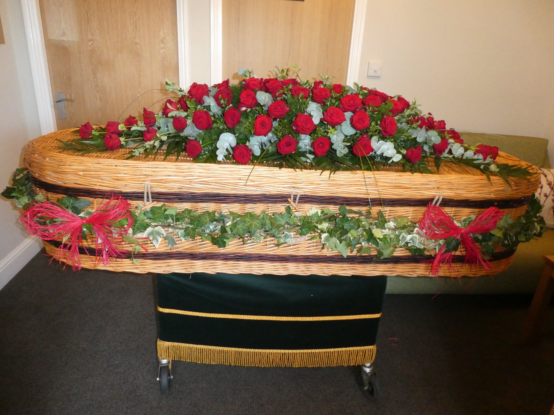 17. Full Green and Variegated Ivy Garland with red Raffia bows