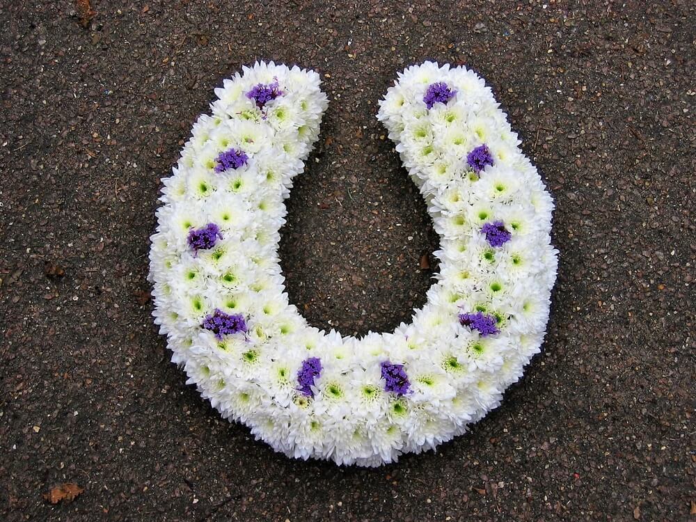 2.  Horseshoe in white with purple Limonium flowers to decorate