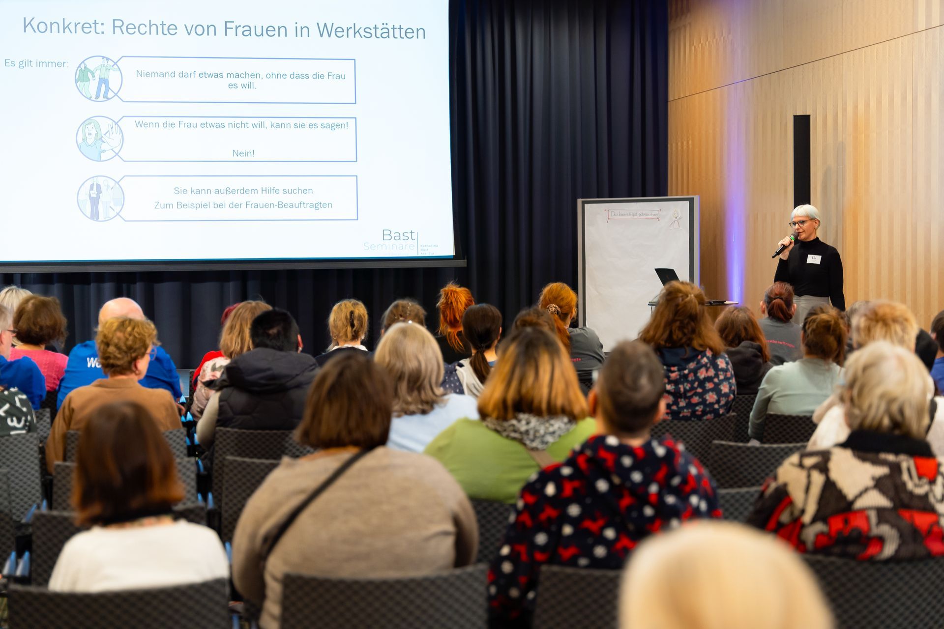 Konferenzfotograf dokumentiert Fachtagung Starke.Frauen.Machen. mit 200 Teilnehmern - professionele Event fotografie