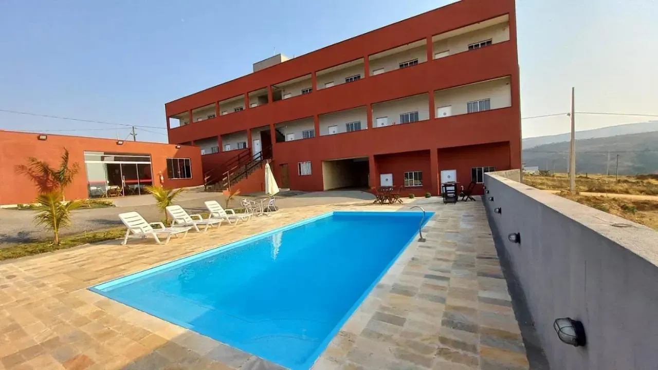 Um grande edifício com uma piscina na frente-Pousada-Morada-dos-Passaros