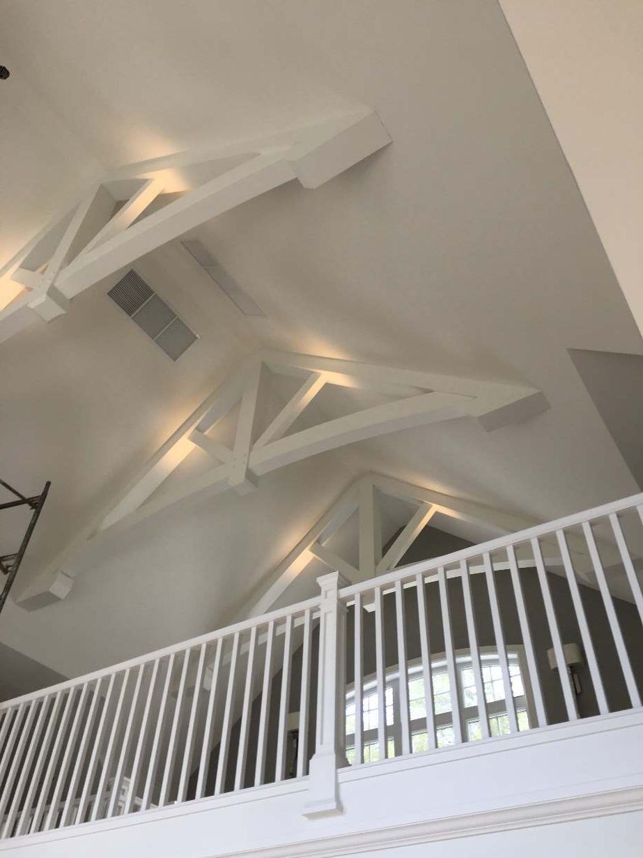 Regardant le plafond d'une maison avec une balustrade blanche