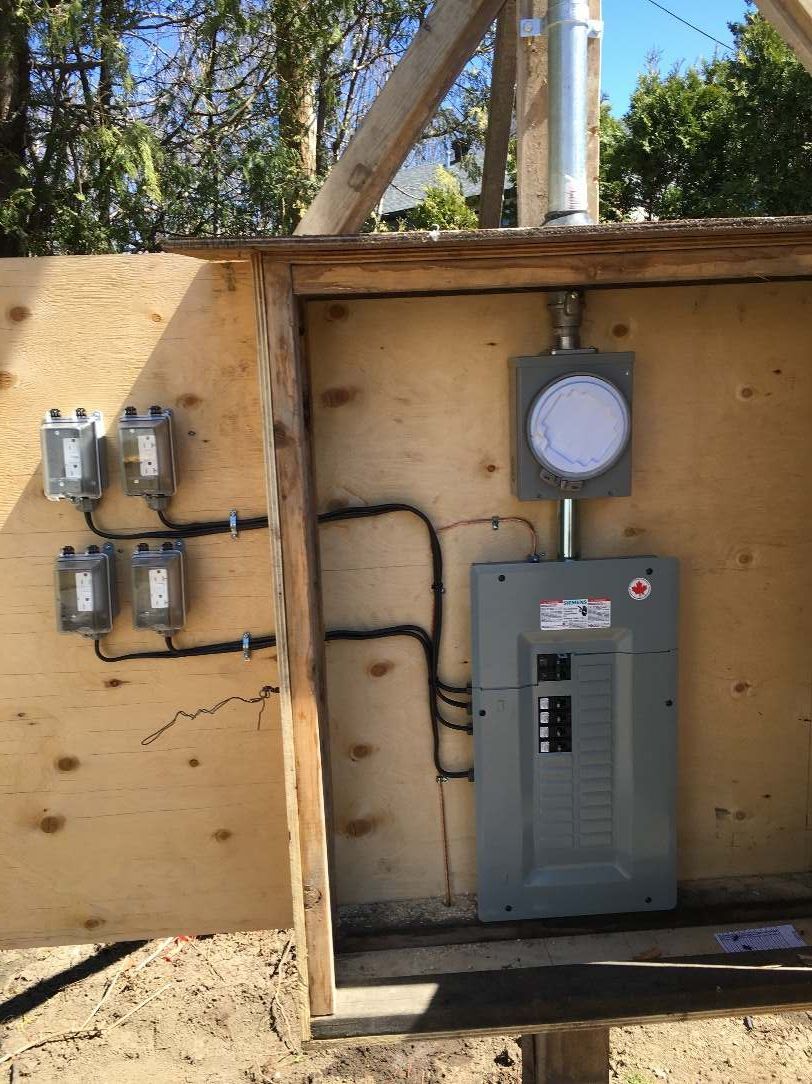 Une boîte en bois avec un coffret électrique à l'intérieur.