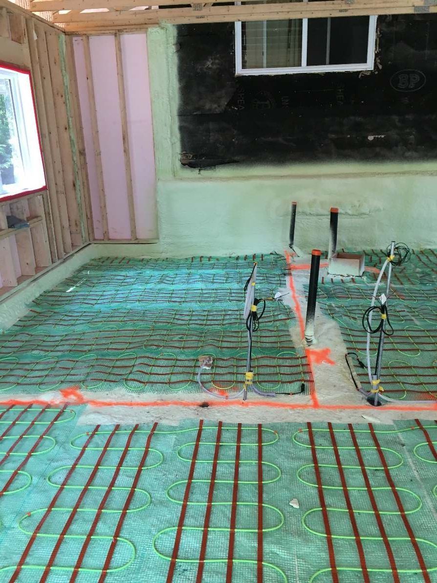 Une pièce avec beaucoup de fils au sol et une fenêtre.