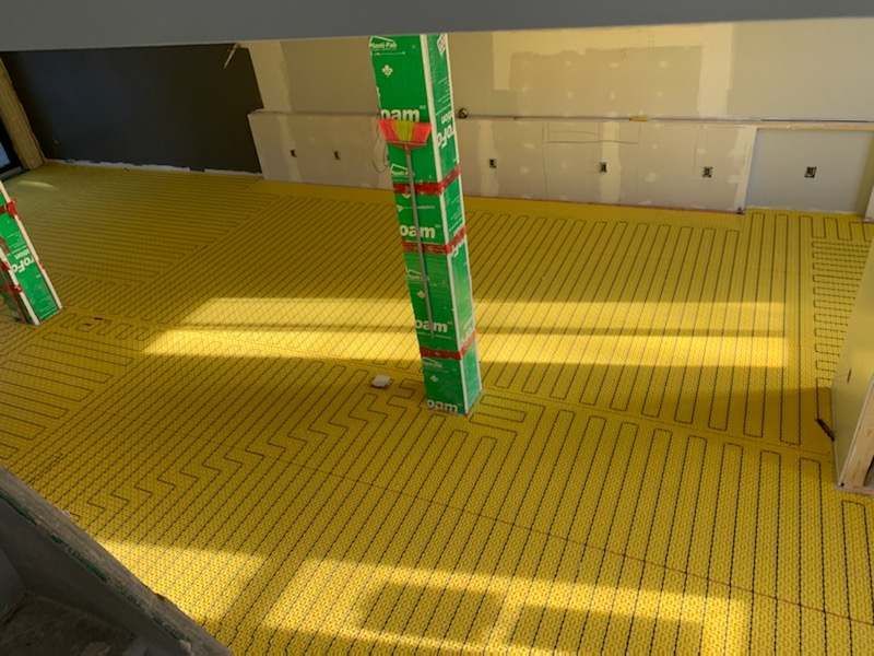 Un sol jaune avec un pilier vert au milieu.