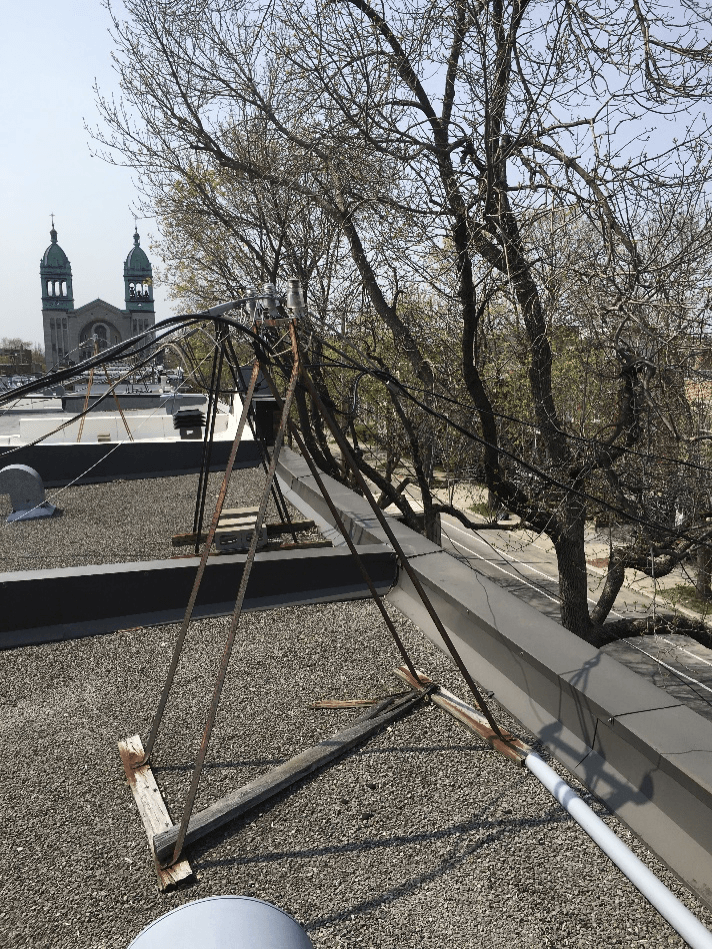 Un toit avec des arbres et un bâtiment en arrière-plan