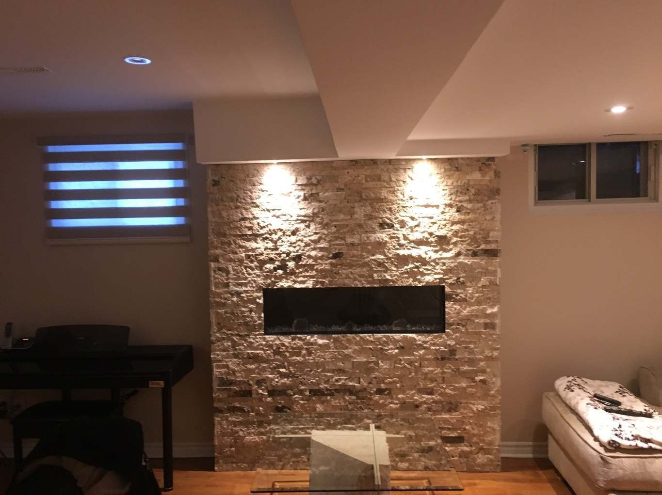 Un salon avec un mur de briques et une cheminée