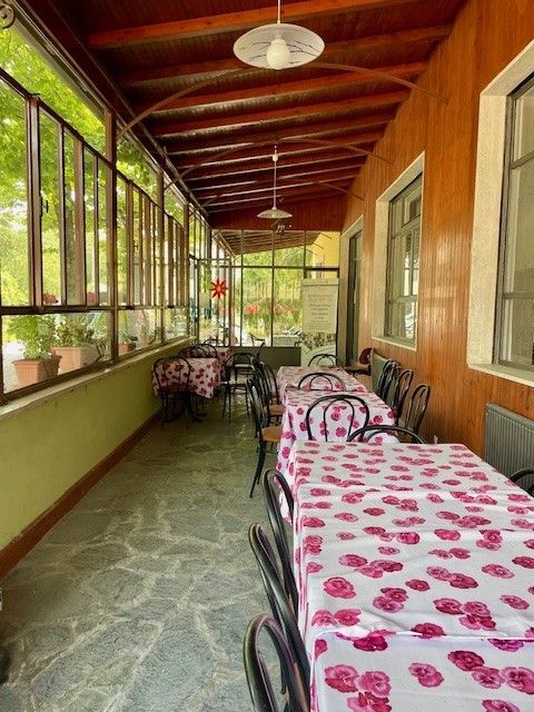 spazio comune con tavoli e  verde nella casa famiglia per anziani a Pavia