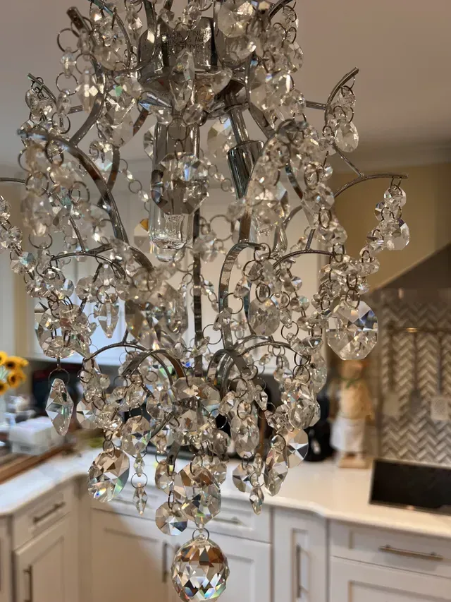 Amaya's Cleaning Service - A chandelier is hanging from the ceiling in a kitchen.