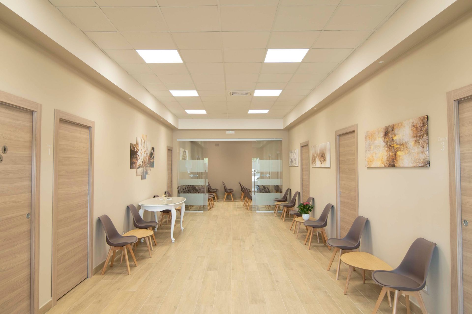 Una lavagna bianca con una citazione in italiano