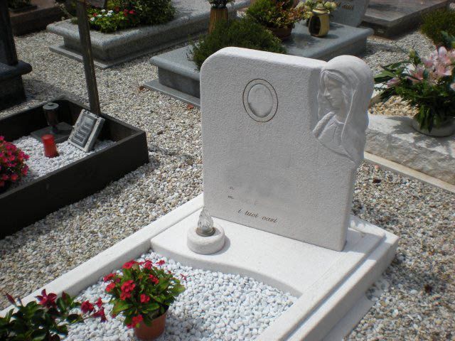 Una tomba con una statua di una donna sopra