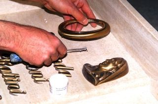 Una persona sta lavorando su una targa che dice