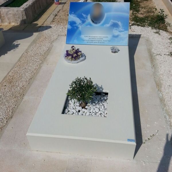 Una tomba con la foto di una persona sopra