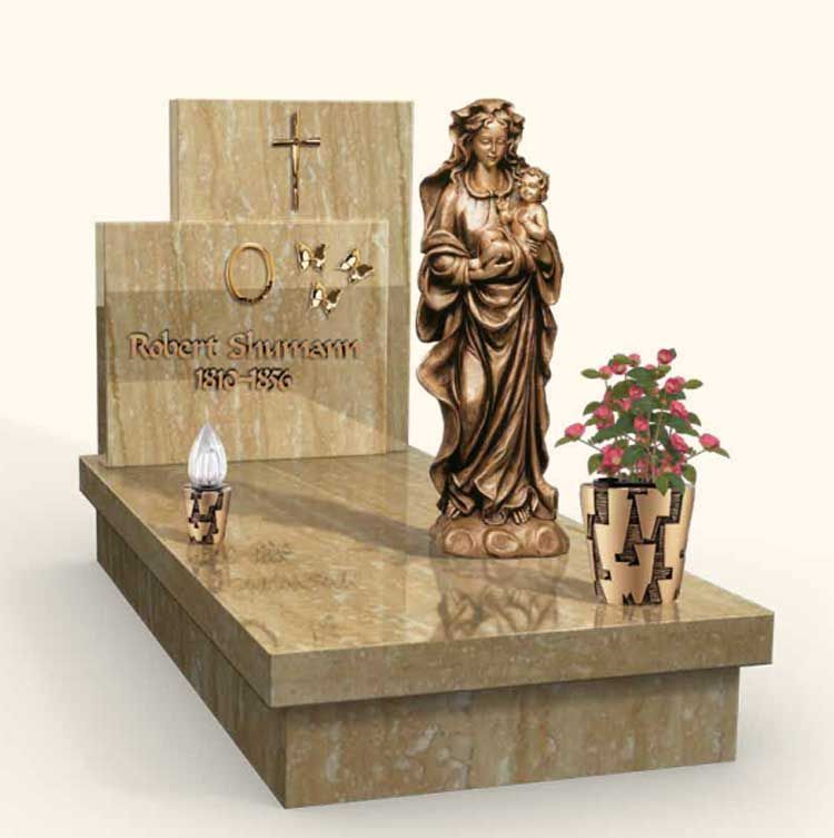 Una statua di una donna che tiene in braccio un bambino è su una tomba