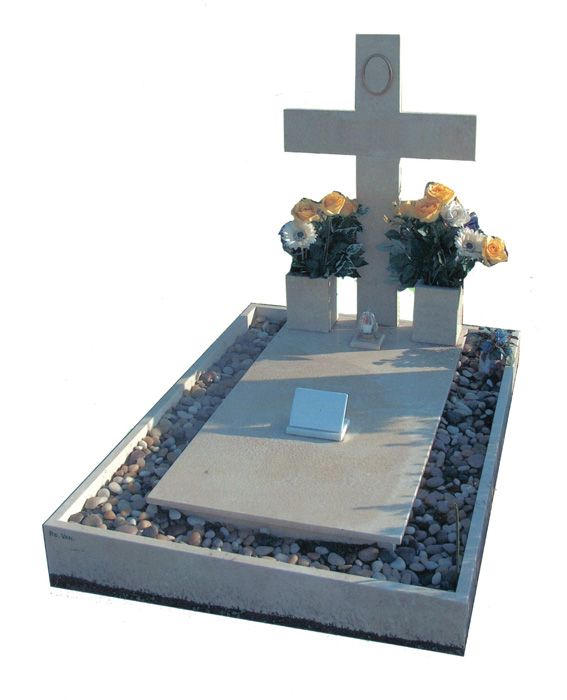 Una tomba con una croce e dei fiori sopra