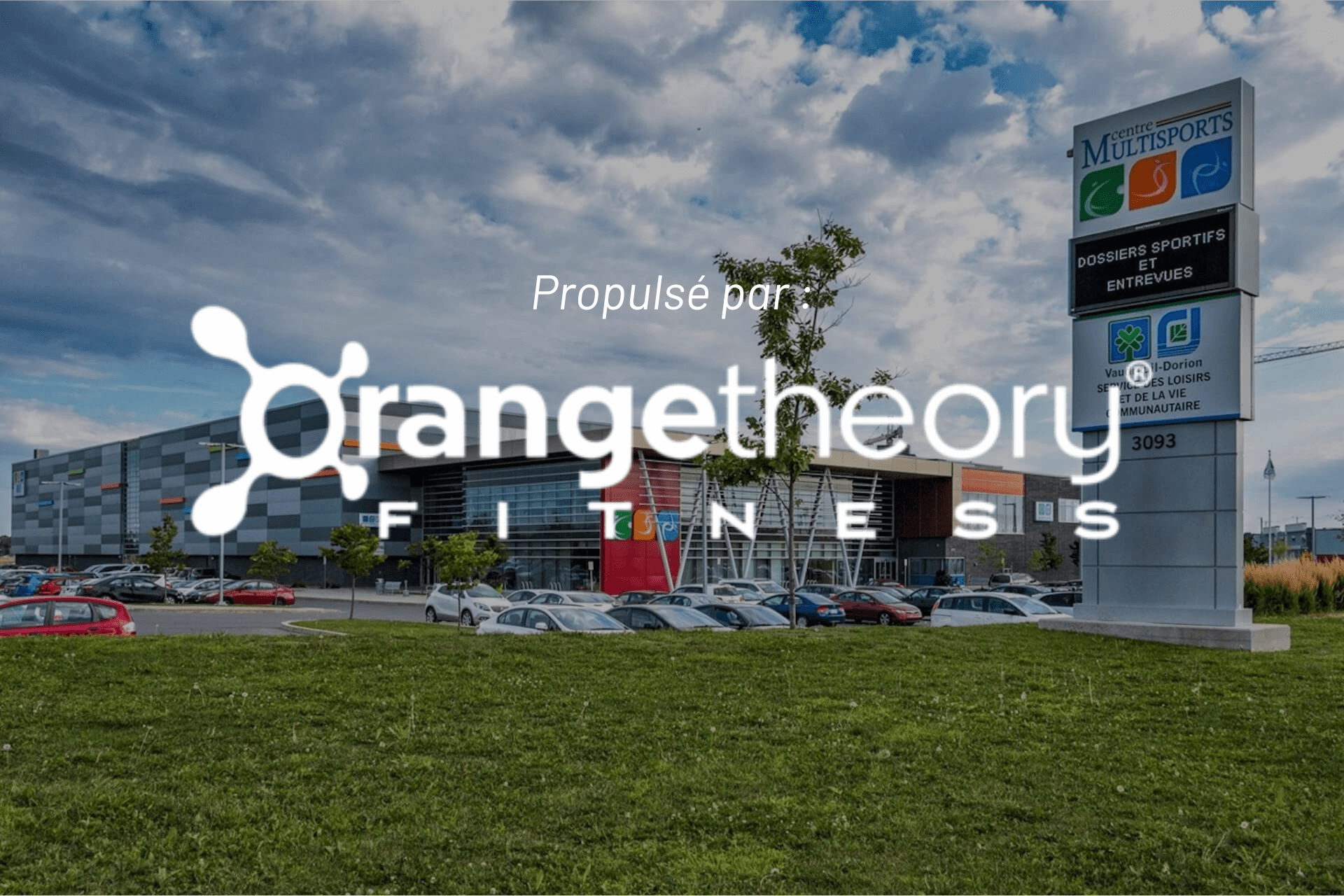 Une grande salle de sport remplie de nombreux équipements d'exercice.