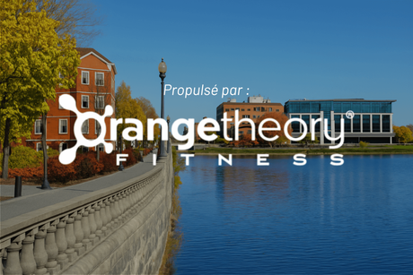 Un groupe de personnes fait des exercices dans une salle de sport.