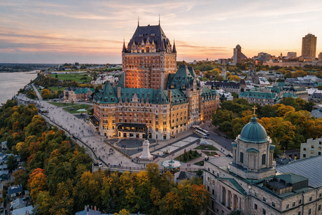 Un groupe de personnes fait des exercices dans une salle de sport.