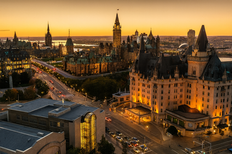 Une grande salle de sport remplie de nombreux équipements d'exercice.