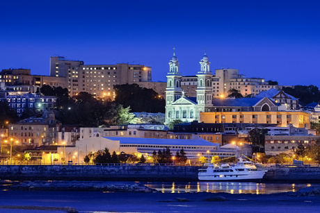 Un groupe de personnes fait des exercices dans une salle de sport.
