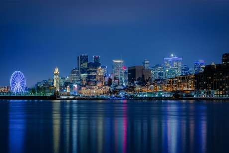 Un grand bâtiment avec un panneau indiquant hydrox dessus