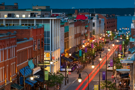 Un grand bâtiment avec un panneau indiquant hydrox dessus
