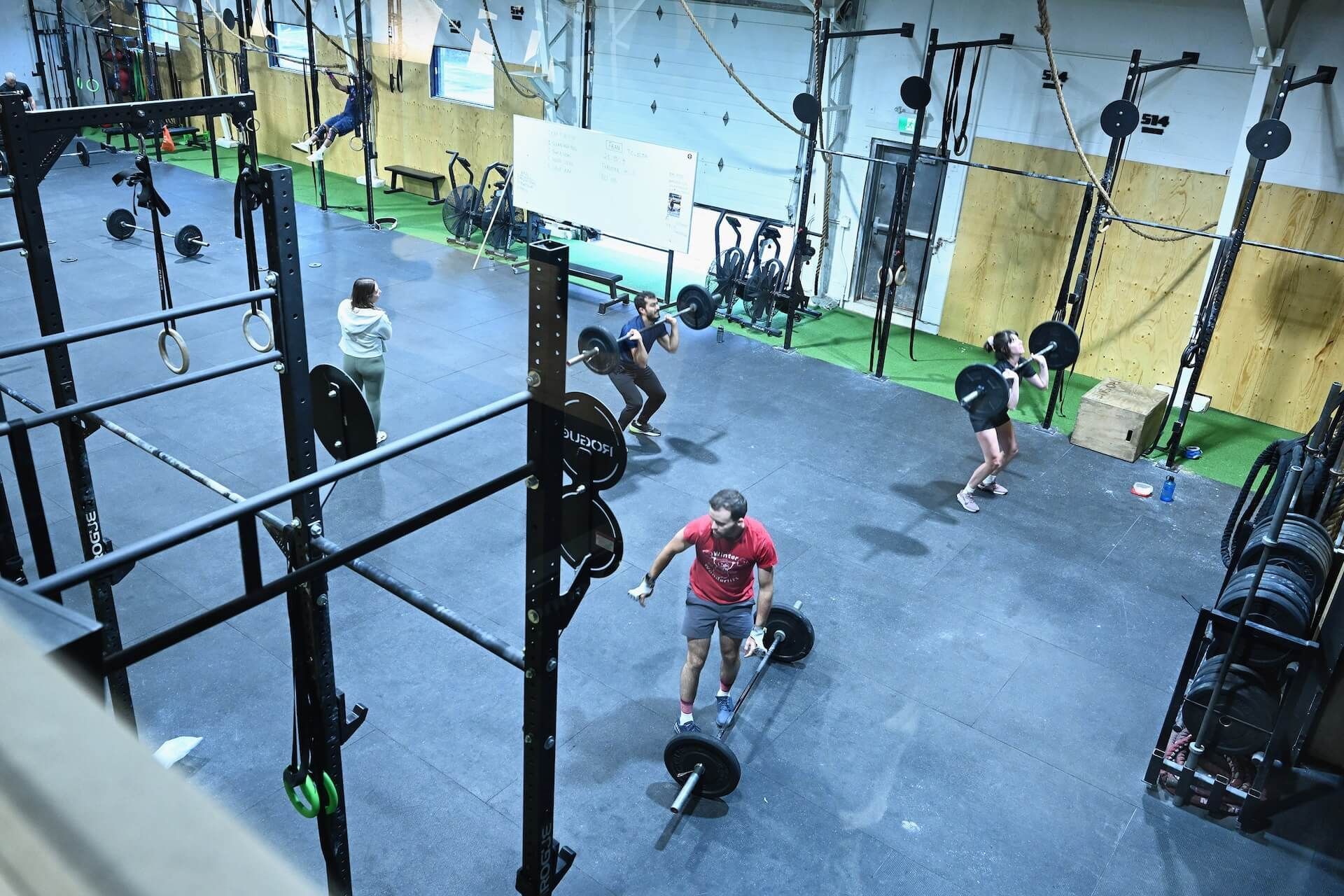 Un groupe de personnes fait des exercices dans une salle de sport.