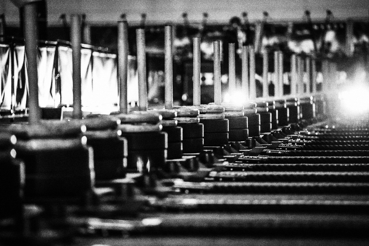 Une grande salle de sport remplie de nombreux équipements d'exercice.