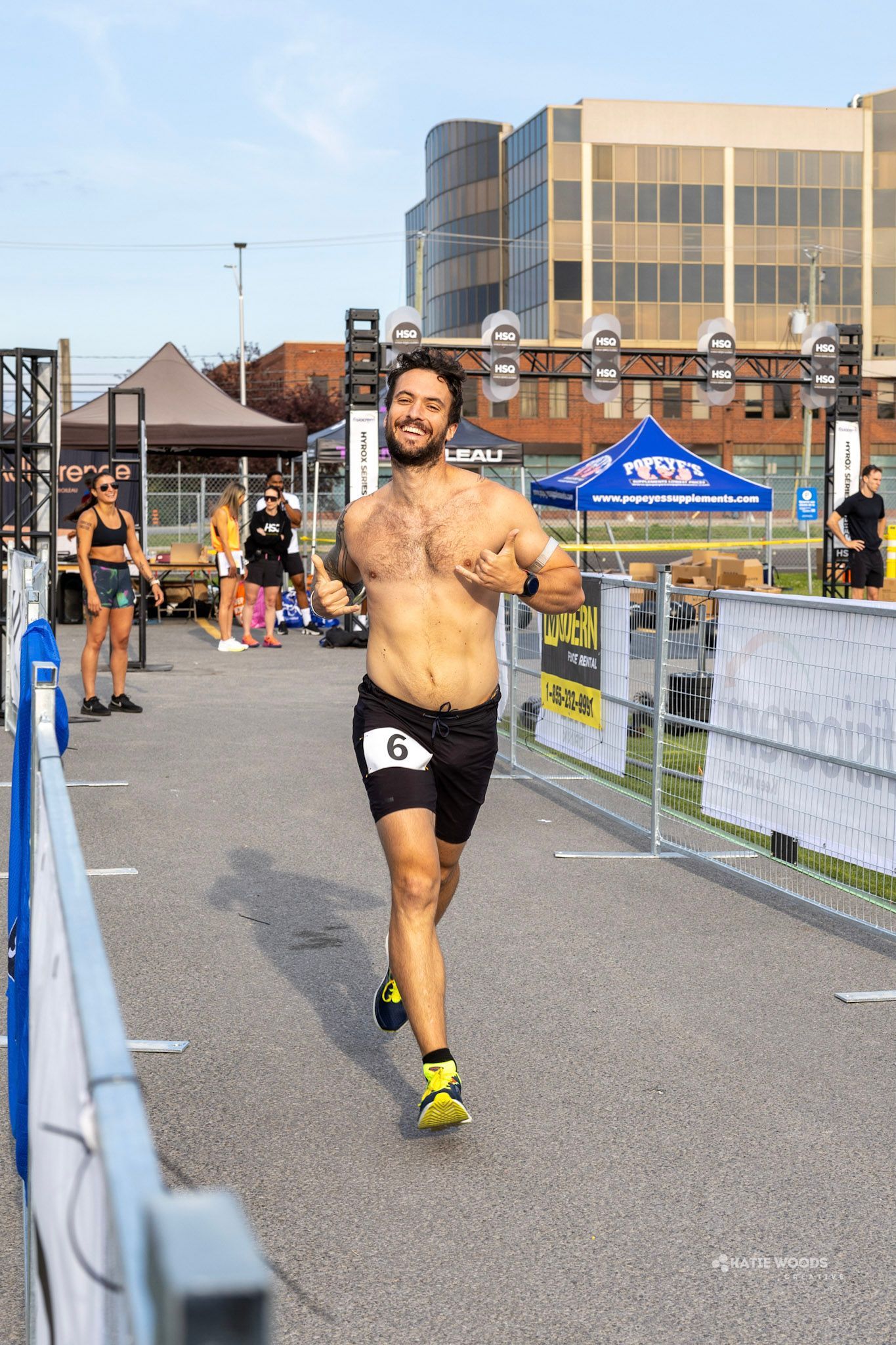 Les courses demi-HYROX peuvent prendre place à l'extérieur, à l'intérieur, ou une mixte