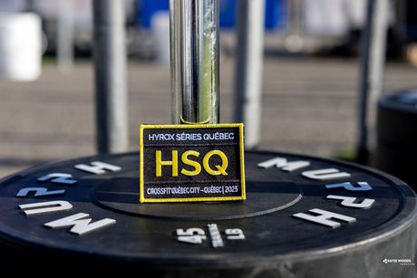 Une grande salle de sport remplie de nombreux équipements d'exercice.