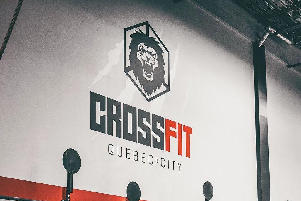 Une grande salle de sport remplie de nombreux équipements d'exercice.