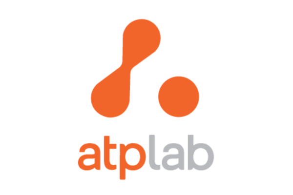 Logo orange du laboratoire ATP avec des formes abstraites et le texte « atp lab ».