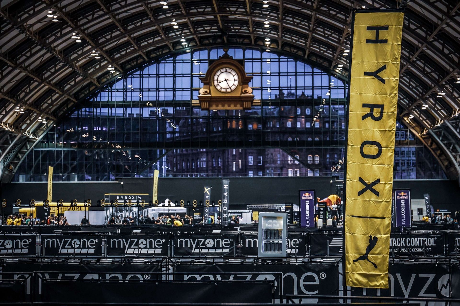 Un grand bâtiment avec un panneau indiquant hydrox dessus