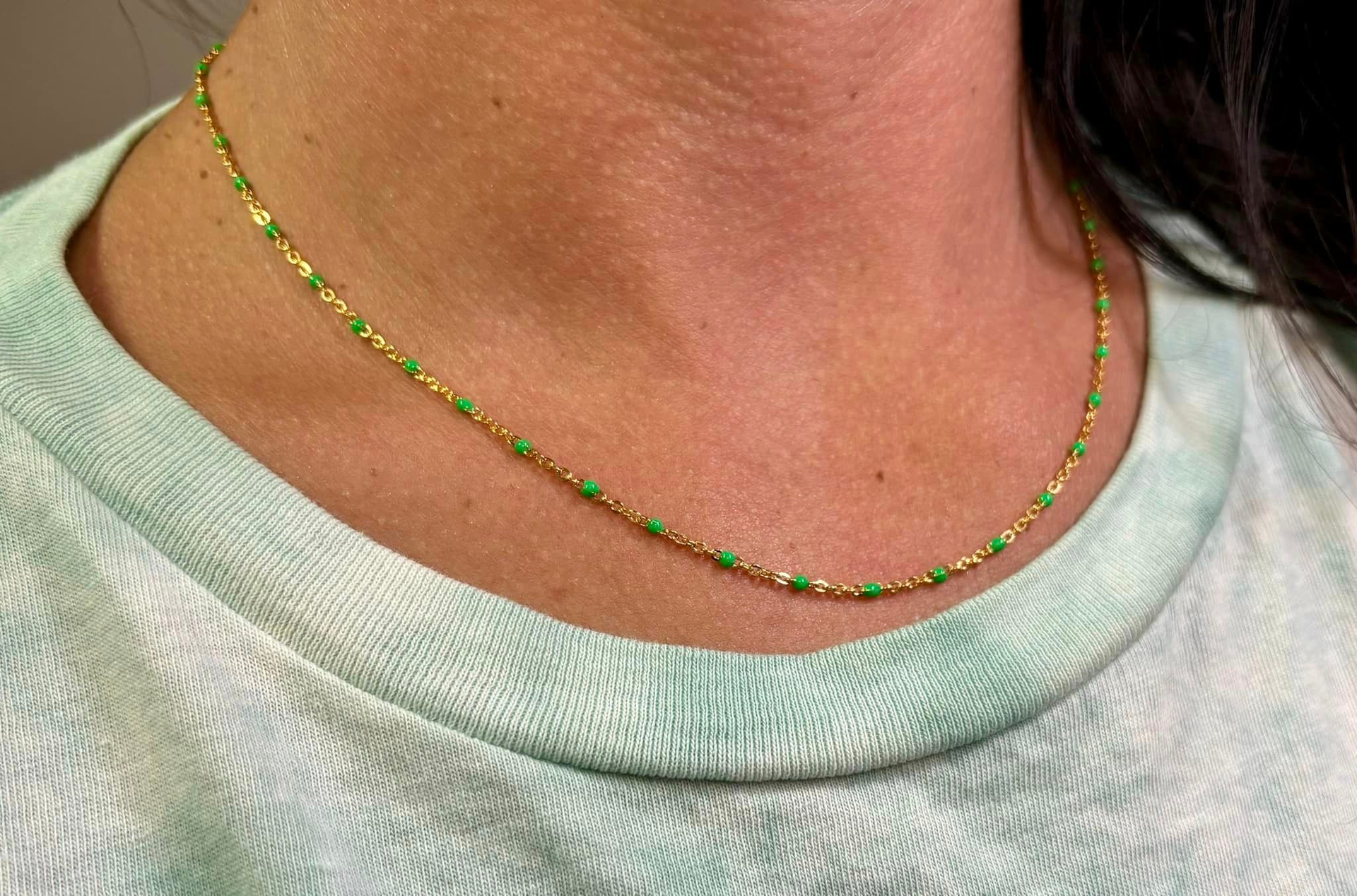 Beautiful permanent necklace made of gold and green beads.