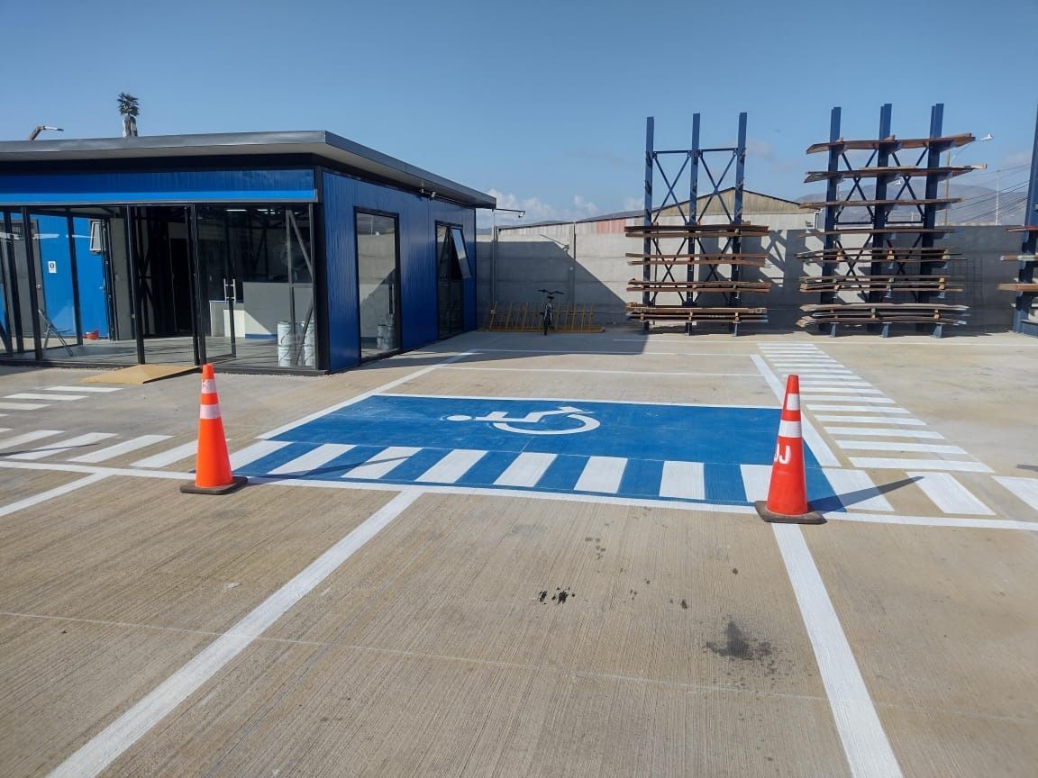 Un estacionamiento con una señal para discapacitados pintada en él.