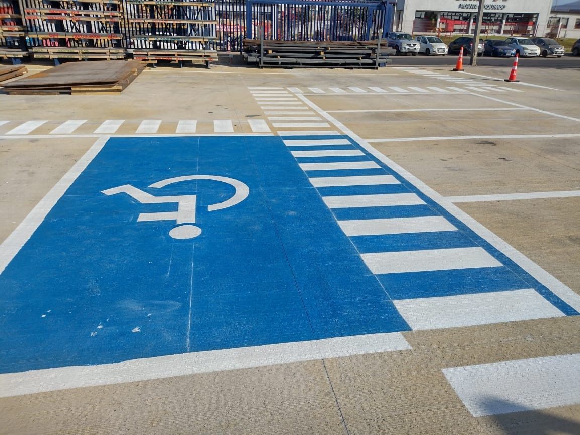 Un lugar de estacionamiento para discapacitados en un estacionamiento