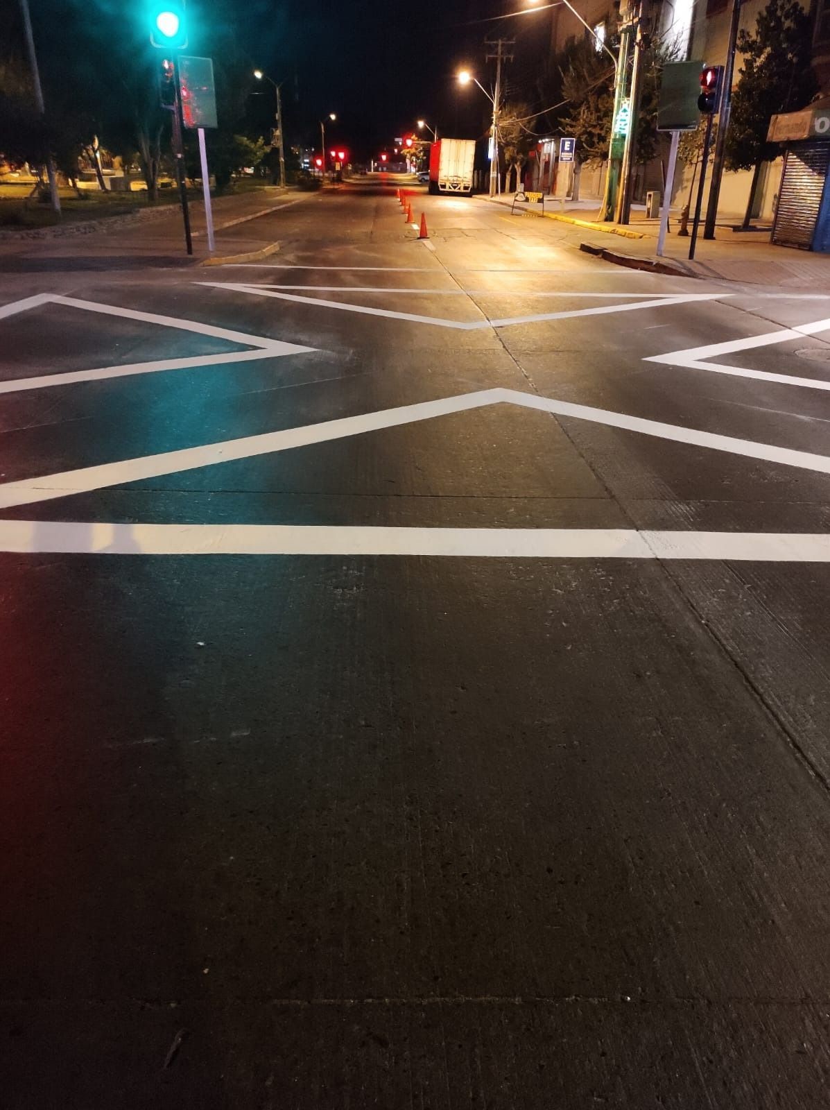 Una intersección concurrida por la noche con luz verde