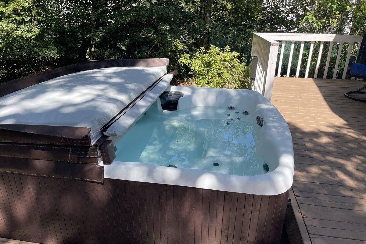 Hot tub with open cover