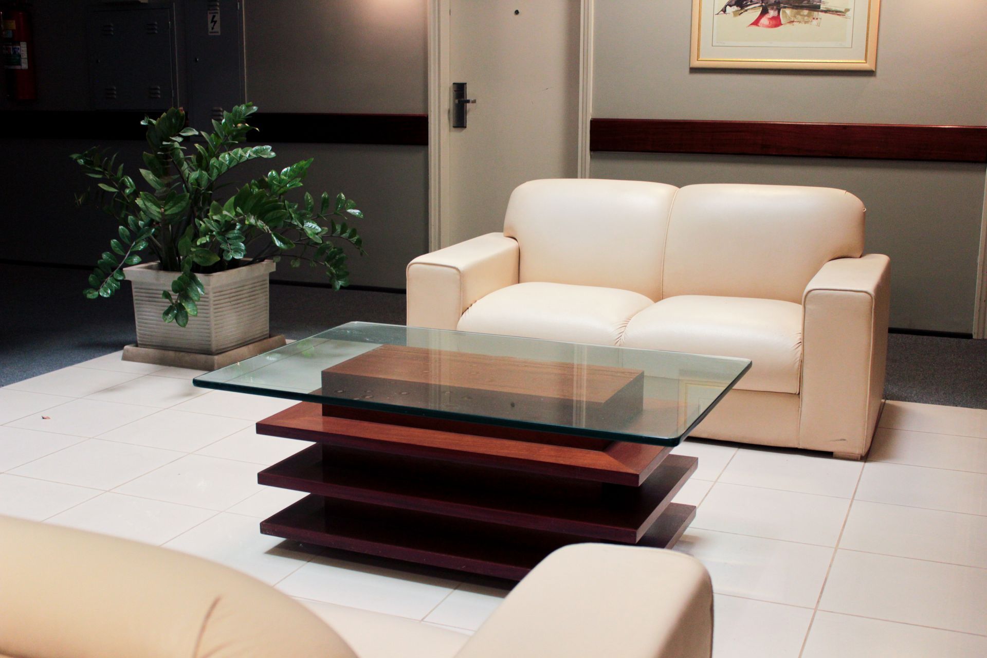 Uma sala de estar com um sofá e uma mesa de centro