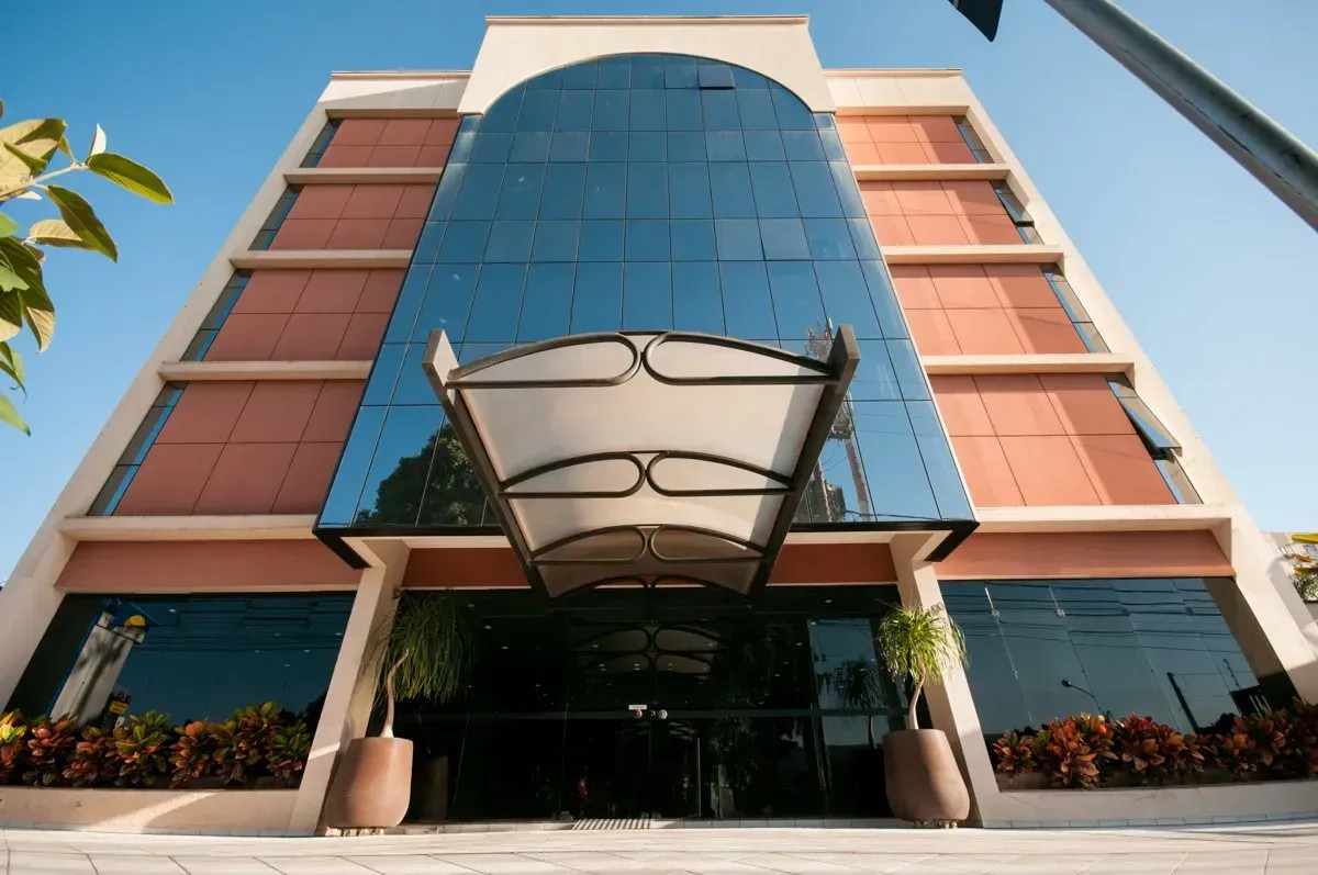 Um grande edifício com um dossel sobre a entrada