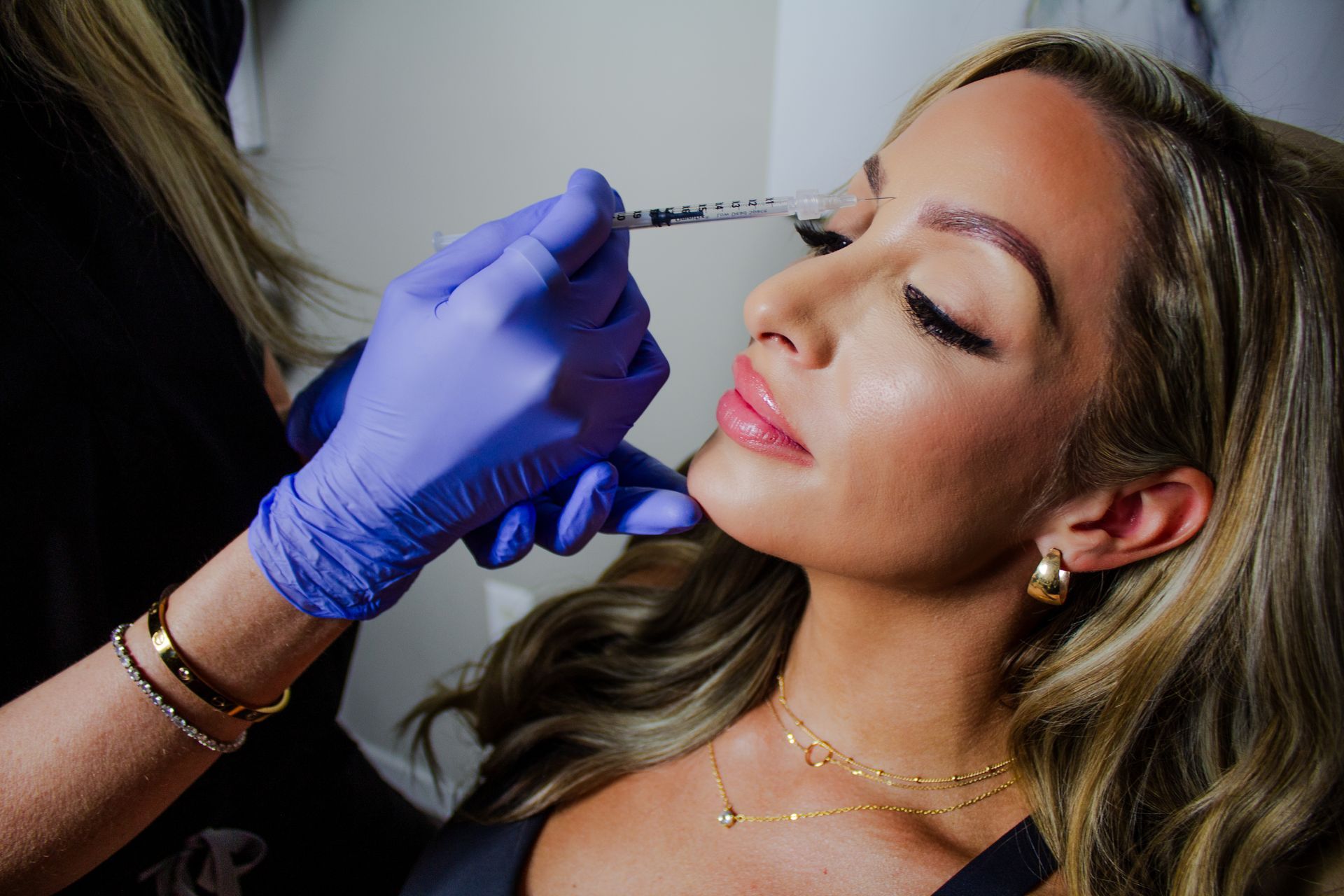 Chronos provider administering Botox for forehead wrinkles into patient | Get Botox near me in Metairie, LA